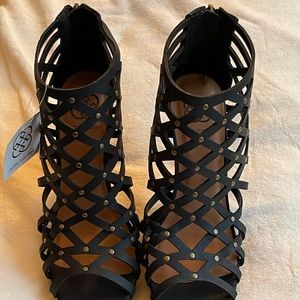 Size 8 brand new black shoe. Medium width, super comfy zipper on back of shoe.